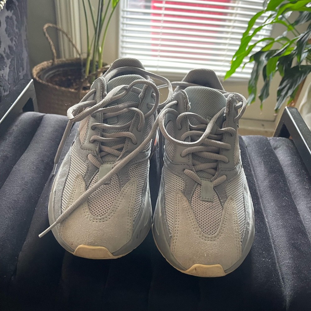 Yeezy boost 700 -Authentic